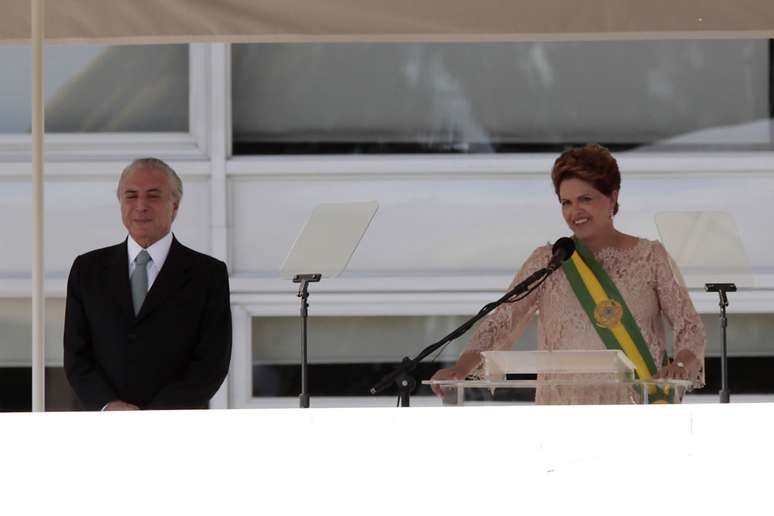 A presidente Dilma Rousseff discursa durante cerimônia de posse ao lado de seu vice, Michel Temer