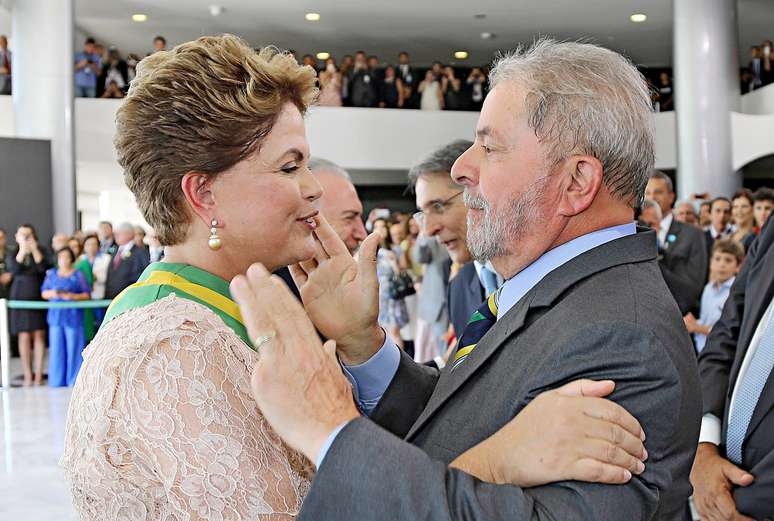<p>Lula cumprimenta a presidente Dilma Rousseff durante cerimônia de posse no dia 1º de janeiro</p>