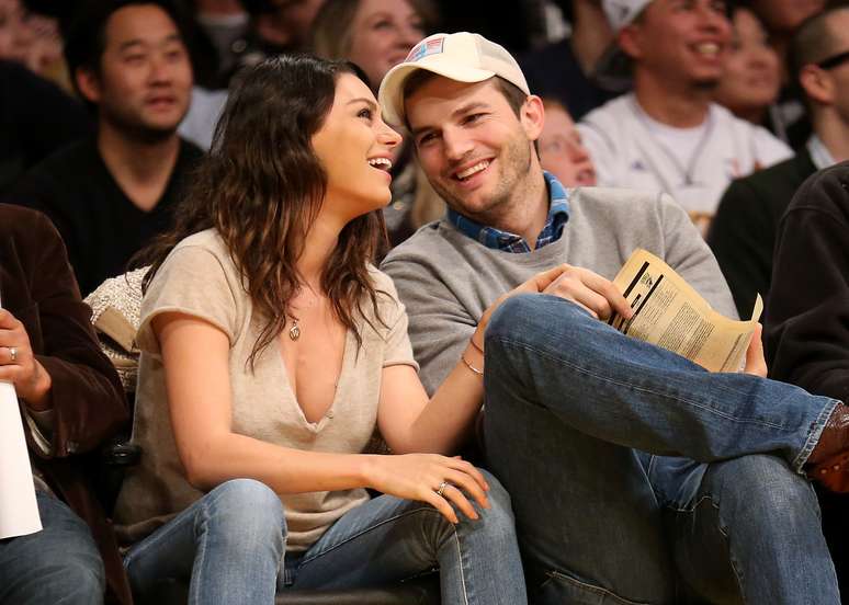 <p>Ashton Kutcher (à dir.) com a atual esposa, Mila Kunis</p>