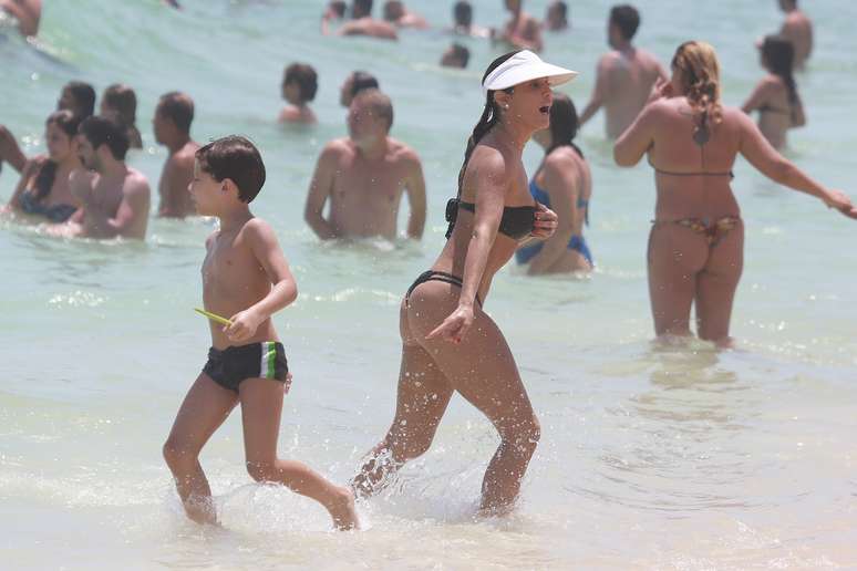 Deborah Secco curte praia no Rio de Janeiro