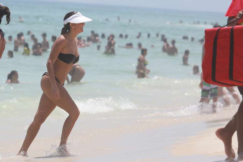 Deborah Secco curte praia no Rio de Janeiro