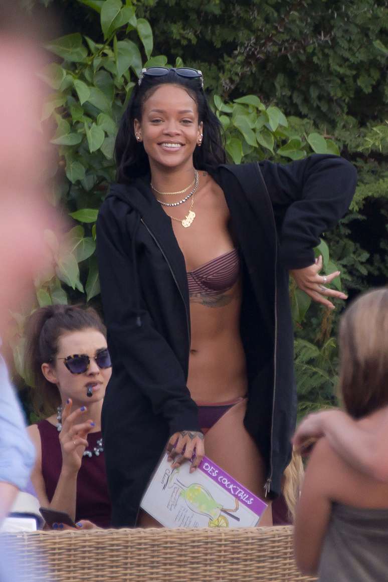 Rihanna curtiu primeiro dia do ano na Ilha de São Bartolomeu 