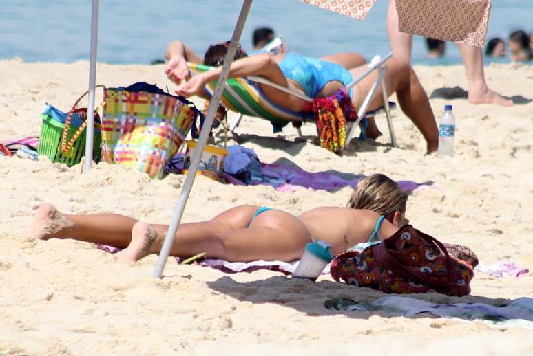 Yasmin Brunet curte sol em Ipanema 