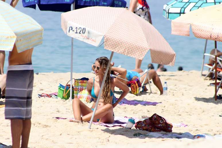 Yasmin Brunet curte sol em Ipanema 