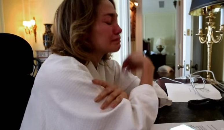 Documentário mostra Jennifer Lopez chorando por ex-marido