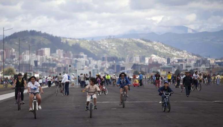 Equatorianos andam de bicicleta no Aeroporto Internacional Mariscal Sucre, em Tababela, nos arredores de Quito, no Equador, em maio de 2013. 19/05/2013