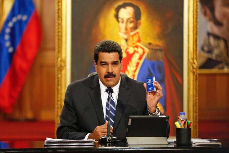 <p>Presidente da Venezuela, Nicolás Maduro, exibe cópia da Constituição durante entrevista coletiva no Palácio Miraflores, em Caracas, na Venezuela, em 30 de dezembro</p>