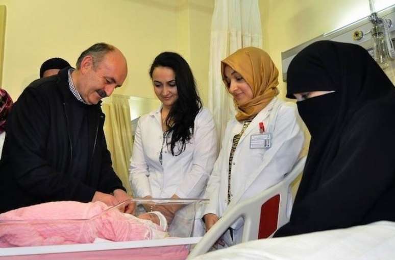 O ministro da saúde visitou maternidades para conhecer os primeiros bebês nascidos em 2015 e fez a declaração polêmica