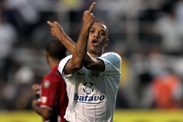 <p>Cristian faz gesto obsceno para torcida são-paulina em 2009</p>