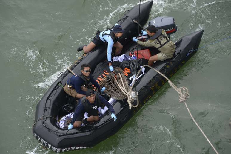 As buscas por corpos e objetos do avião do AirAsia continuam no mar de Java 