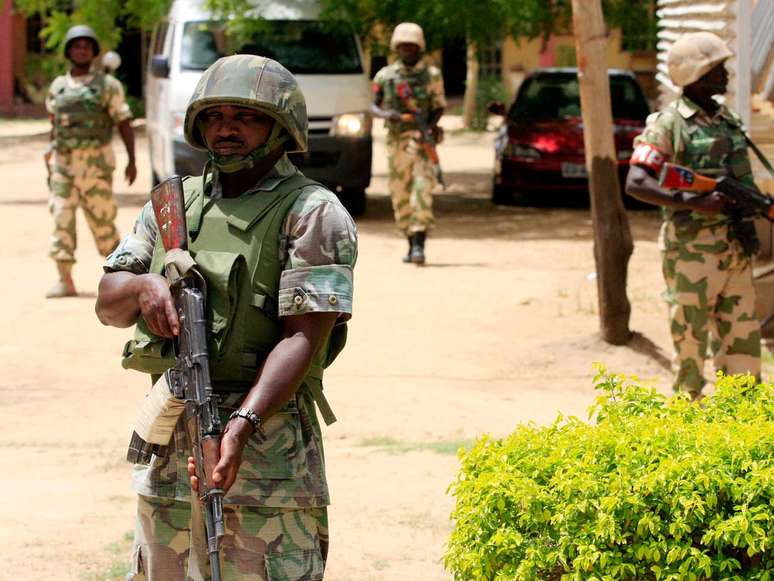 Soldados nigerianos custodian las oficinas de la televisión en Maiduguri, Nigeria, bajo la amenaza de un ataque de Boko Haram, 6 de junio de 2013.