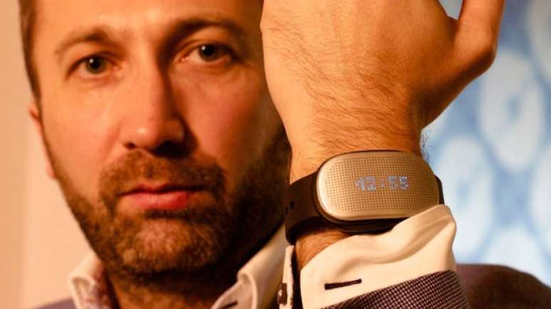 <p>George Mikaberidze, cofundador da empresa fabricante do aparelho, a HealBe, mostra a pulseira GoBe durante a edição 2015 da CES</p>