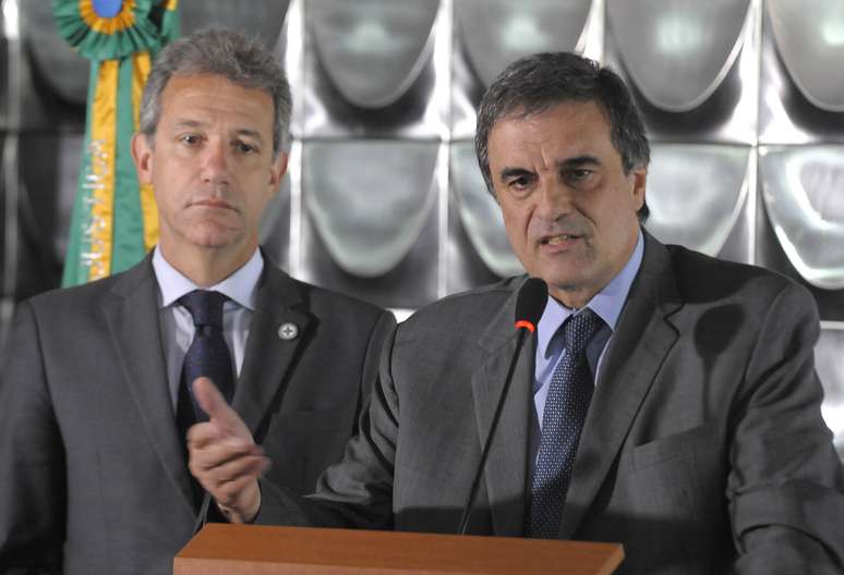 <p>O ministro da Saúde, Arthur Chioro (esq.), e o da Justiça, Eduardo Cardozo, durante anúncio das medidas</p>