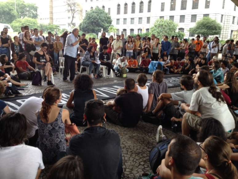 <p>"Aula pública" sobre política de transporte, organizada pelo Movimento Passe Livre (MPL) na segunda-feira, em São Paulo</p>