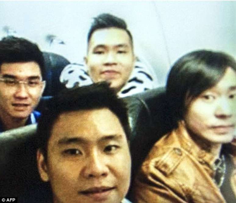 Selfie do grupo de amigos mostra jovens sorrindo dentro do avião pouco antes do incidente
