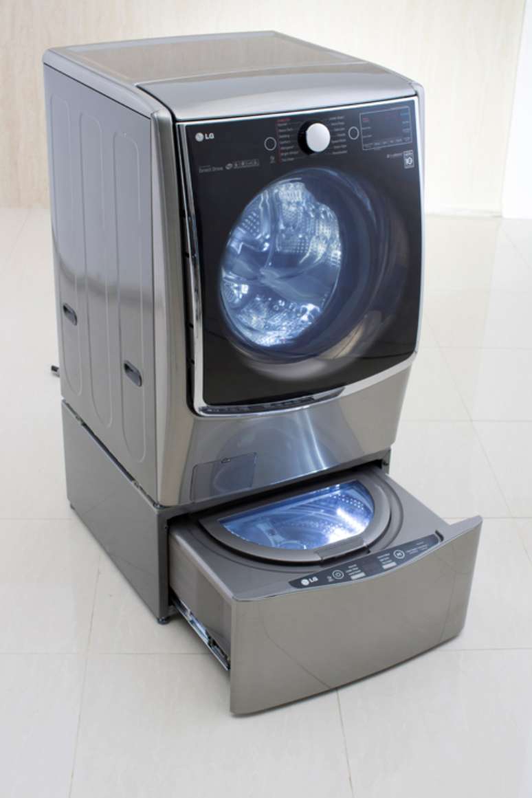 <p>Lavadora de roupas LG apresentada na CES 2015 vem com mini-lavadora integrada e pode ser controlada por telefone celular</p>