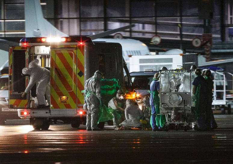 Uma paciente infectada com Ebola é transferida para um avião Hercules no aeroporto de Glasgow, na Escócia, em dezembro. 30/12/2014