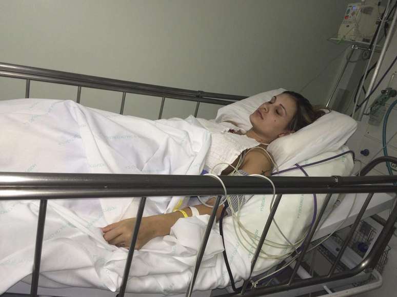 A agência de fotos The Grosby Group divulgou nesta segunda-feira (5) imagens de Andressa Urach durante sua internação no hospital Nossa Senhora da Conceição, em Porto Alegre. A modelo sofreu com complicações devido a aplicação de hidrogel nas coxas e esteve em estado grave em função da infecção gerada pelo produto. 