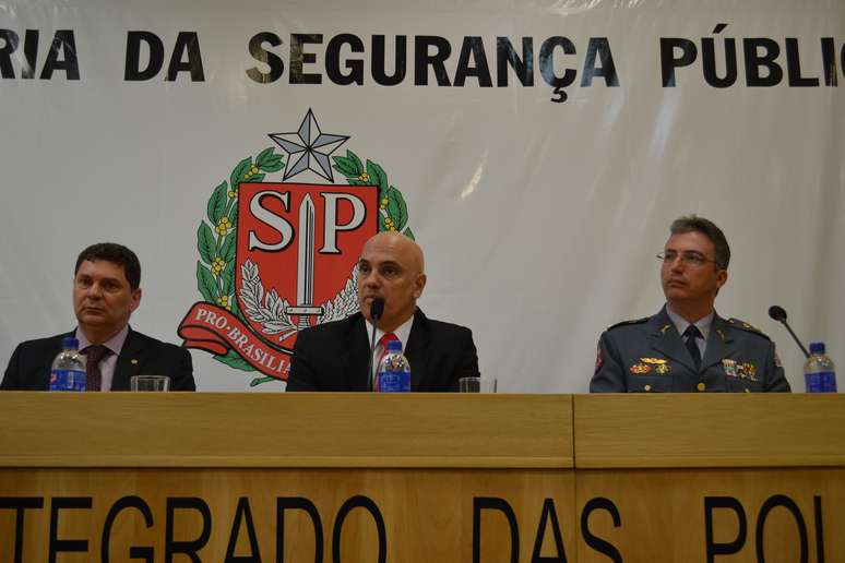 <p>Alexandre de Moraes (centro) entre o delegado geral da Polícia Civil, Youssef Abou Chaim (à esquerda), e o comandante geral da Polícia Militar, Ricardo Gambaroni (à direita)</p>