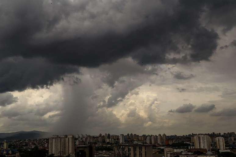 Nuvens carregadas são vistas na região da Lapa, zona oeste de São Paulo (SP), nesta segunda-feira 