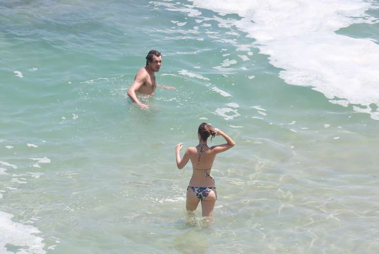 Nathalia Dill e Sérgio Guizé curtem praia aos beijos 