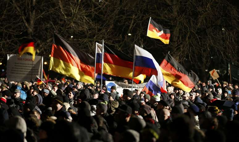 <p>Milhares de pessoas participam de uma manifestação organizada pelo movimento "Patriotas Europeus contra a Islamização do Ocidente" (Pegida) em Dresden, em 5 de janeiro</p>