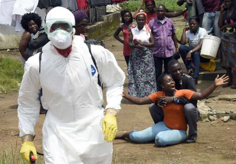 <p>Pelo menos 8.459 pessoas morreram devido à epidemia de ebola no mundo, de 21.329 casos registrados</p>