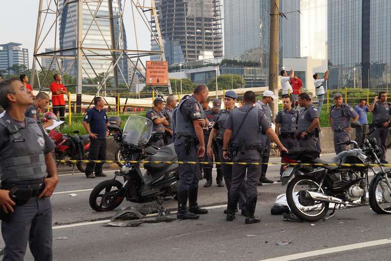 <p>Acidente bloqueou a pista expressa da Marginal Pinheiros, no sentido Interlagos, próximo à ponte Cidade Jardim</p>