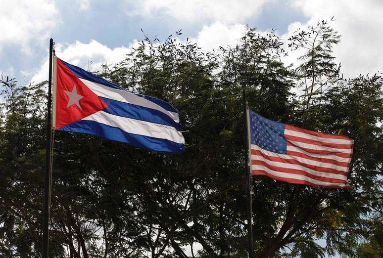 Bandeiras de Cuba e dos Estados Unidos em Havana. 19/12/2014