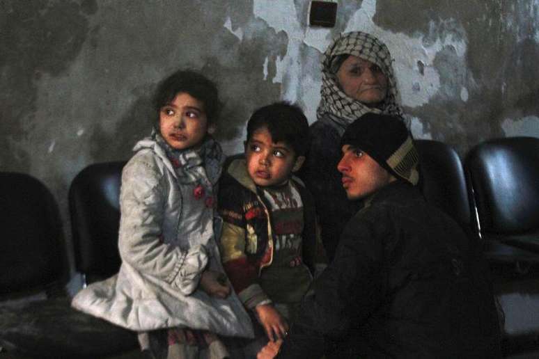 Crianças feridas em hospital de campanha em Damasco. 21/12/2014