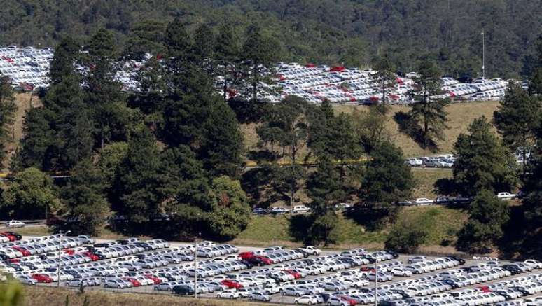 <p>Pátio de carros em fábrica da Volkswagen em São Bernardo do Campo em 20 de agosto de 2014.</p>
