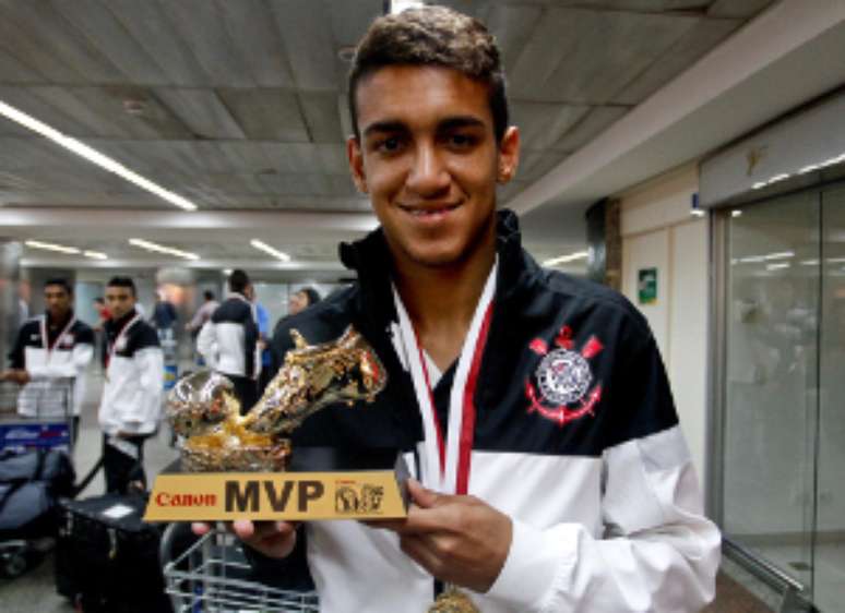 Matheus Pirulão recebe prêmio por sua participação na Canon Lion City Cup com a equipe Sub-15 de 2013; promessa corintiana vai ao Corinthians