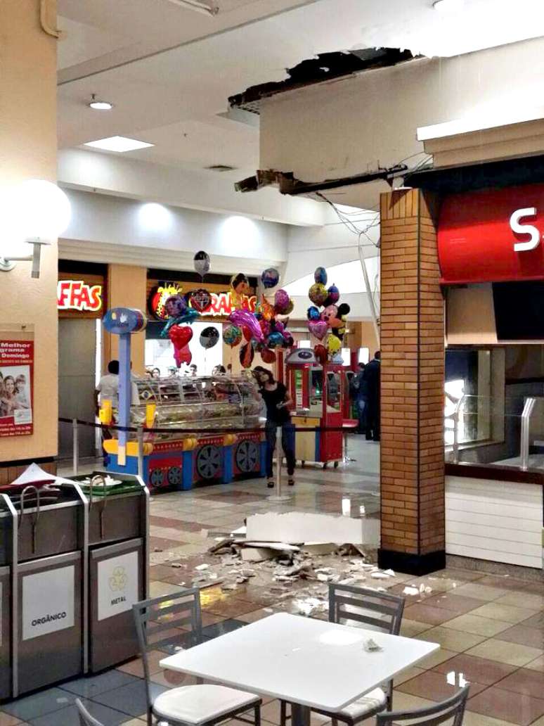 Teto ficou completamente danificado após o temporal que atingiu Osasco 