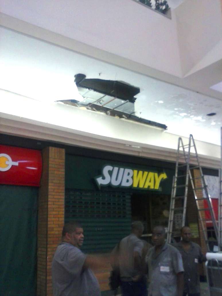 Funcionários trabalham no reparo após a chuva