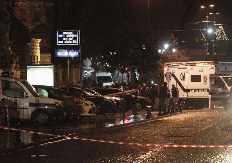 Peritos checam a cena de um atentado contra uma delgacia em Istambul, em 6 de janeiro
