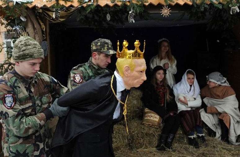 Durante o espetáculo, o "Rei Putin" tenta roubar o menino Jesus da Virgem Maria, mas dois jovens atores, usando roupa camuflada como soldados ucranianos, o impedem.