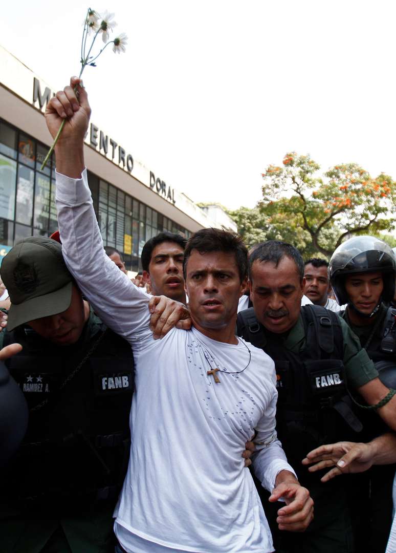 <p>O líder da oposição, Leopoldo López, é detido pela Guarda Nacional Bolivariana, em Caracas, Venezuela, em 18 de fevereiro de 2014</p>