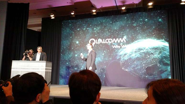 Raj Talluri, vice-presidente de produtos da Qualcomm, apresenta o chip que liga lâmpadas regulares à rede sem fio