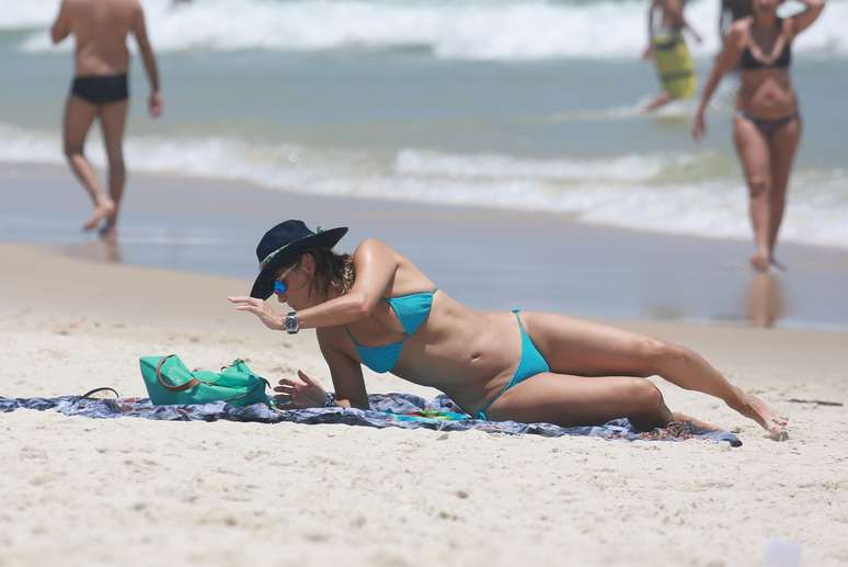 Christine Fernandes exibe boa forma física na praia 