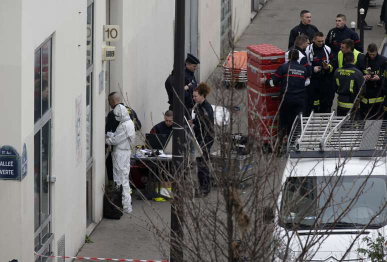 <p>Policiais e bombeiros socorrem vítimas do atentado contra escritórios da revista Charlie Hebdo, em 7 de janeiro</p>