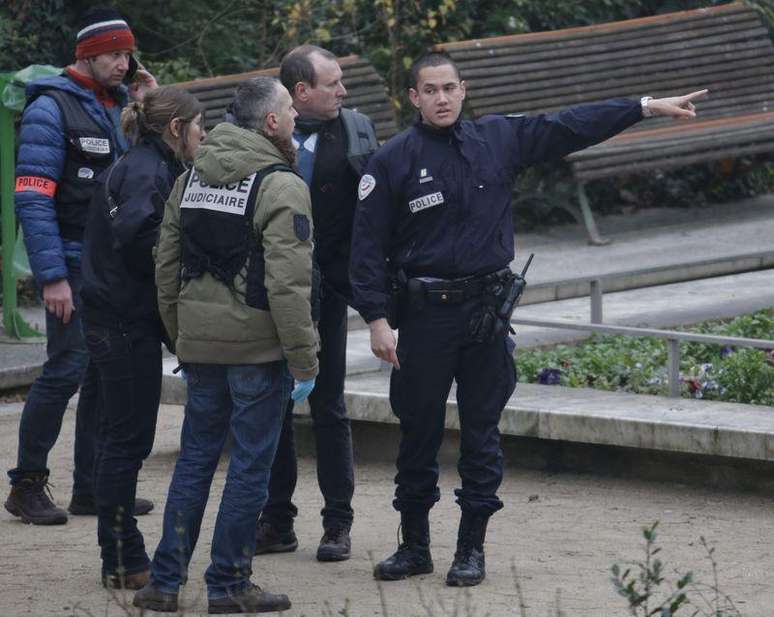 <p>Policiais franceses iniciaram uma caçada após o ataque desta quarta-feira</p>