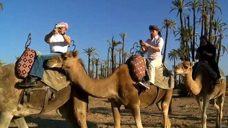 <p>Uma equipe da BBC tenta conectar-se à internet no meio de um deserto em Marrocos</p>