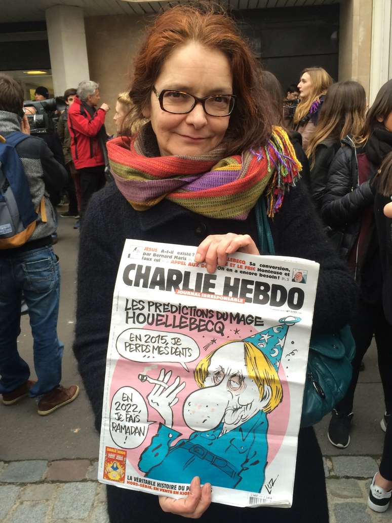 "Qualquer que seja a razão disso, é intolerável", disse a francesa Isabelle Carrer, em frente ao prédio da revista
