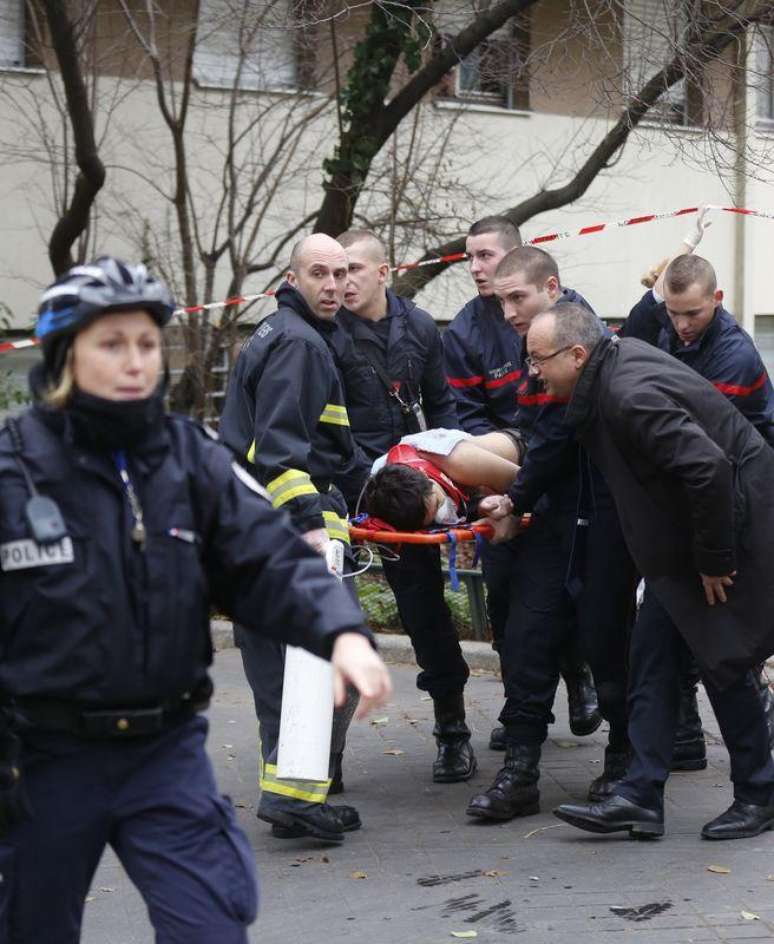 <p>Bombeiros levam vítima em maca após ataque a jornal satírico em Paris</p>