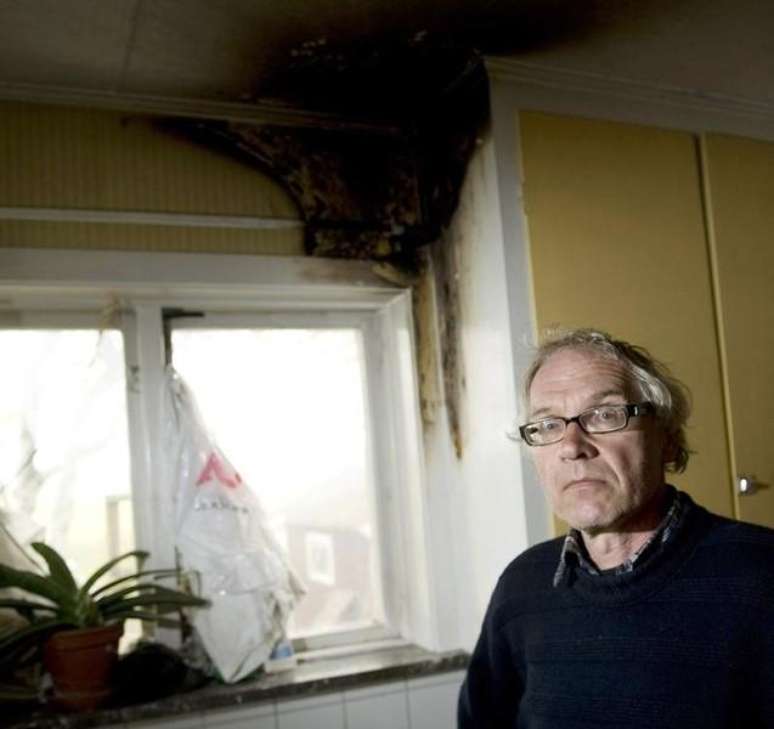 Artista sueco Lars Vilks, na cozinha, cuja janela foi queimada na sua casa em Hoganas, Suécia, em um ataque. 16/5/2010