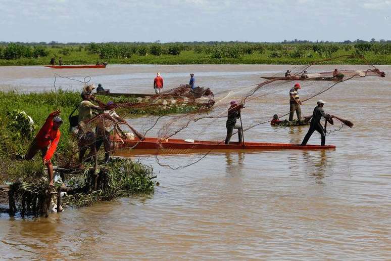 Pescadores lançam rede no rio Arauca, em El Yagual, no Estado de Apure. 04/11/2014