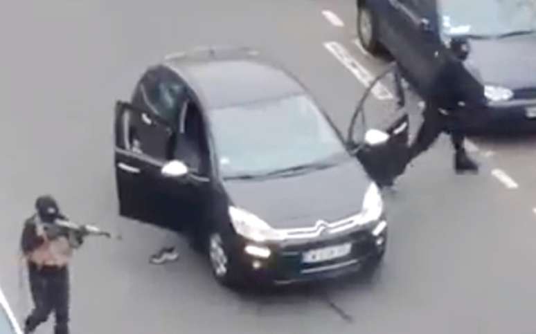 <p>Homens armados atacam sede de revista francesa; tiroteio deixa 12 mortos</p>