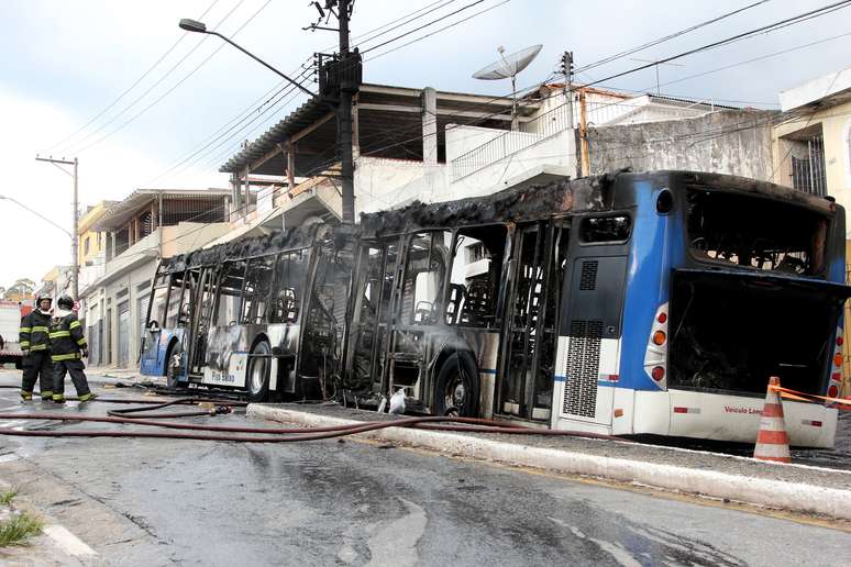 Ônibus incendiado na avenida Dona Belmira Marin