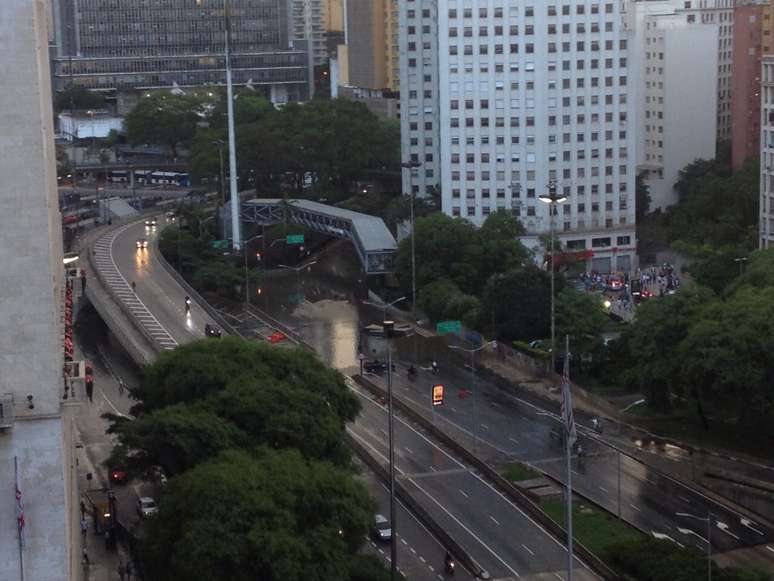 <p>Capital paulista ficou com ruas e avenidas alagadas nesta quinta-feira</p>