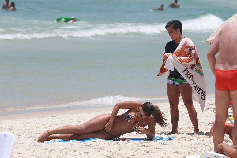 Thammy e namorada curtem praia no Rio 